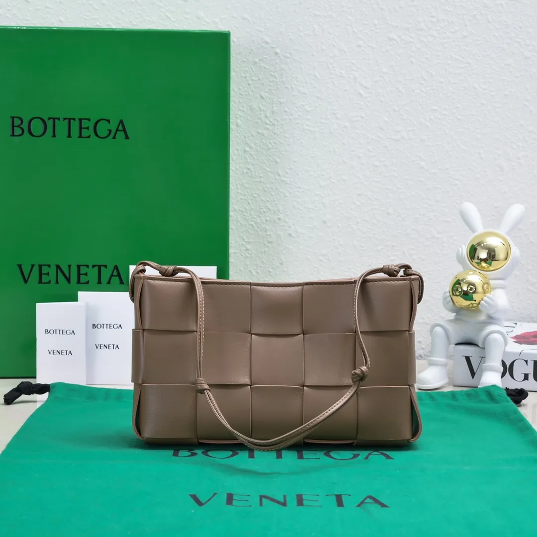 Batch 1260 #BV 2023 Cassette rope armpit bag is here🎈Simple, versatile and versatile formula bag made of intreccio woven cow leather. The square bag shape is wear-resistant and durable. Minimalism and commuting really complement each other. There are 4 card slots inside and thoughtful design✔️ Magnetic buckle closure to better protect privacy [Happy] When you are worried about matching, it is a bag that can be taken out with just one lift~ Dimensions: 22.5x13.5x4.5, Model: 7741